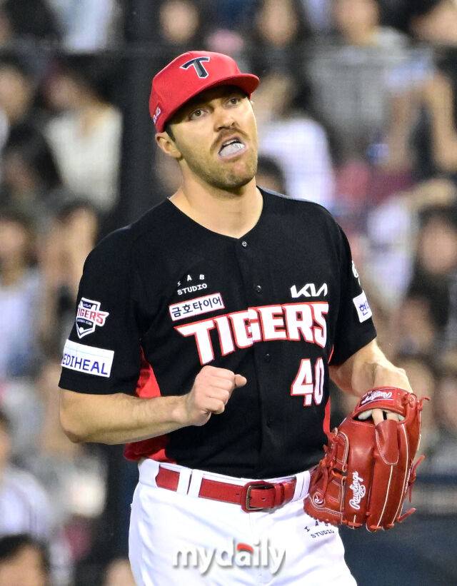 2025년 6월 4일 오후 서울 잠실구장에서 진행된 '2025 신한 SOL뱅크 KBO 리그' KIA 타이거즈와 두산 베어스의 경기. KIA 선발투수 네일이 5회말 1사 후 두산 케이브의 타구에 손을 맞은 뒤 주먹을 쥐고 있다./마이데일리