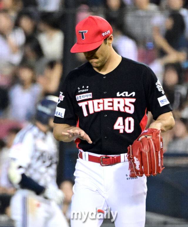 2025년 6월 4일 오후 서울 잠실구장에서 진행된 '2025 신한 SOL뱅크 KBO 리그' KIA 타이거즈와 두산 베어스의 경기. KIA 선발투수 네일이 5회말 1사 후 두산 케이브의 타구에 손을 맞은 뒤 확인하고 있다./마이데일리