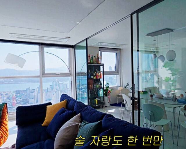 깔끔하게 꾸며진 신동의 집이 눈길을 끌고 있다. / 유튜브 '신동댕동' 캡처