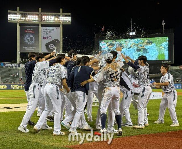 조성환 감독 대행의 첫 승리를 축하하고 있는 두산 베어스 선수단./잠실 = 박승환 기자