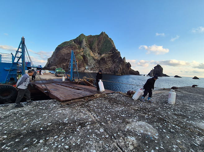 독도관리소 직원들이  LPG 가스통을 운반하고 있다[울릉군 제공]