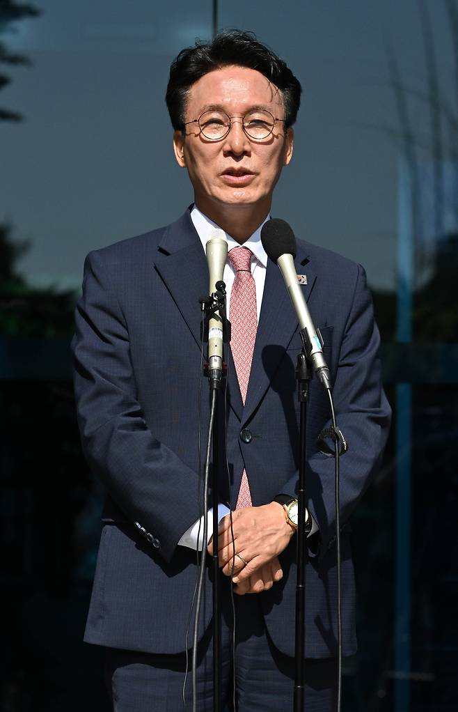 김민석 국무총리 후보자가 5일 오전 서울 종로구 통의동 금감원 교육연수원에 마련된 인사청문회 준비사무실에 첫 출근하며 취재진의 질의에 답변하고 있다.  임세준 기자