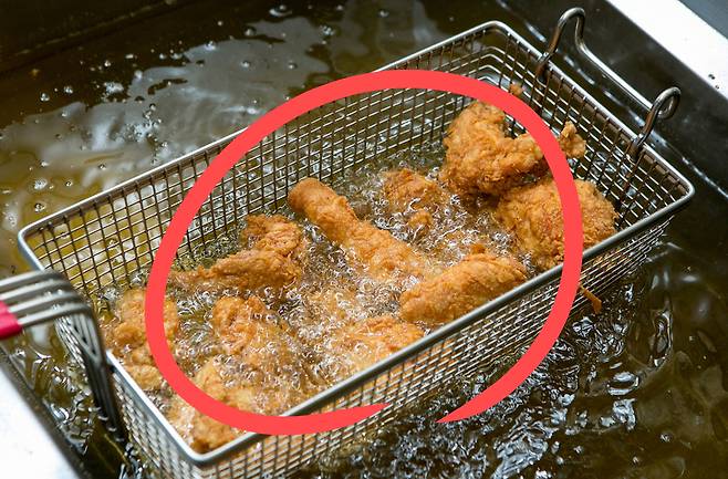 치킨을 튀기고 있다.[게티이미지뱅크]