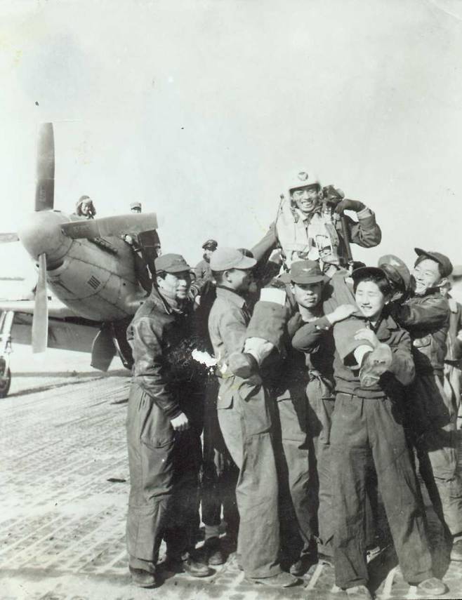 공군은 오는 6일 잠실야구장에서 열리는 KBO리그 두산베어스와 롯데자이언츠 경기에 6·25 참전 조종사 김두만 장군(예비역 공군 대장·98세)이 시구자, F-15K 조종사 강병준 소령(33)이 시타자로 나선다고 5일 밝혔다. 대한민국 최초 100회 출격을 달성한 김 장군. [공군 제공]