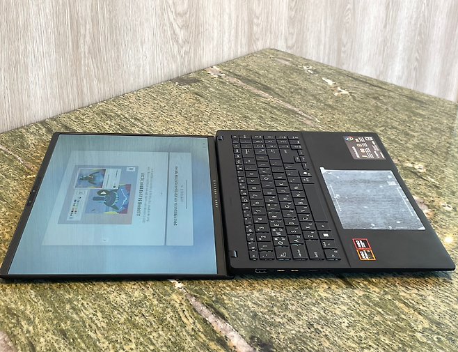 에이수스 비보북 S16. 화면을 180도로 기울일 수 있다. [차민주 기자/@chami]