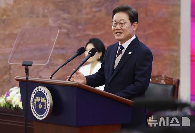 [서울=뉴시스] 국회사진기자단 =  이재명 제21대 대통령이 4일 오전 서울 여의도 국회 로텐더 홀에서 열린 취임식에서 취임사를 하고 있다. 2025.06.04. photo@newsis.com
