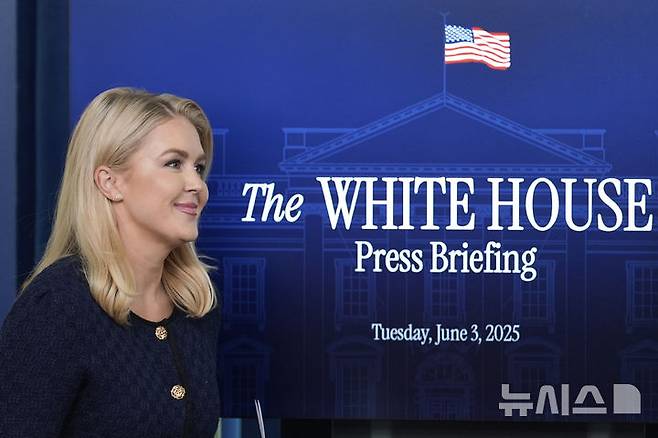 [워싱턴=AP/뉴시스] 캐롤라인 레빗 미국 백악관 대변인이 지난 3일(현지 시간) 워싱턴 D.C. 백악관에서 브리핑을 하기 위해 입장하고 있다. 2025.06.05.