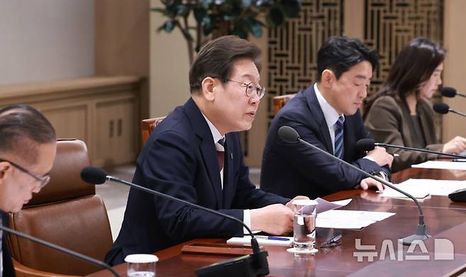[서울=뉴시스] 최진석 기자 = 이재명 대통령이 지난 4일 서울 용산 대통령실 청사에서 열린 '비상경제점검 태스크포스(TF) 회의'에서 발언하는 모습. (대통령실통신사진기자단) 2025.06.04. myjs@newsis.com