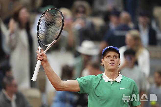 [파리=AP/뉴시스] 얀니크 신네르(1위·이탈리아)가 4일(현지 시간) 프랑스 파리 롤랑가로스에서 열린 프랑스오픈 남자 단식 8강전에서 알렉산드르 부블리크(62위·카자흐스탄)를 꺾은 후 세리머니하고 있다. 이 대회 첫 우승을 노리는 신네르가 3-0(6-1 7-5 6-0)으로 승리하고 4강에 올라 노바크 조코비치(6위·세르비아)와 결승 진출을 다툰다. 2025.06.05.