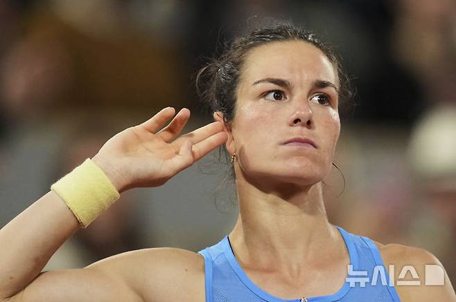 [파리=AP/뉴시스] 로이스 보아송(361위·프랑스)이 4일(현지 시간) 프랑스 파리 롤랑가로스 스타디움에서 열린 프랑스오픈 여자 단식 8강전에서 미라 안드레예바(6위·러시아)에게 첫 세트를 따낸 후 세리머니하고 있다. 보아송이 2-0(7-6 6-3)으로 승리하고 메이저 대회 데뷔 무대 4강에 올라 코코 고프(2위·미국)와 결승 진출을 놓고 맞붙는다. 2025.06.05.