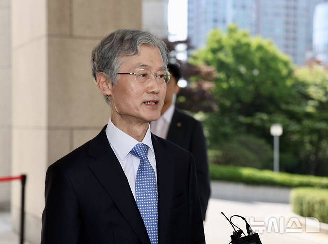 [서울=뉴시스] 김명년 기자 = 조희대 대법원장이 5일 오전 서울 서초구 대법원으로 출근하며 민주당의 대법관 증원법 관련해 입장을 밝히고 있다. 2025.06.05. kmn@newsis.com