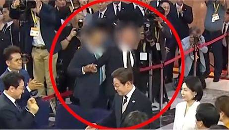 [서울=뉴시스] 4일 이재명 대통령 취임식에서 경찰과 대통령경호처 소속 경호원이 몸싸움을 하는 모습이 포착됐다. (사진=MBC뉴스 캡처) 2025.06.05. photo@newsis.com *재판매 및 DB 금지