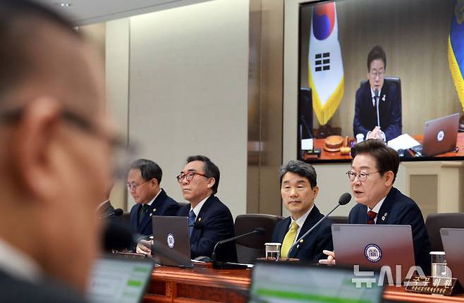[서울=뉴시스] 고범준 기자 = 이재명 대통령이 5일 서울 용산구 대통령실 청사에서 열린 국무회의에서 발언하고 있다. 2025.06.05. bjko@newsis.com