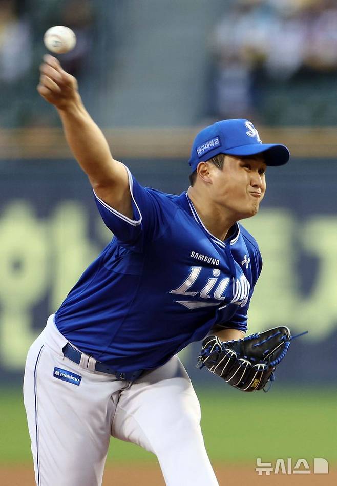 [서울=뉴시스] 고범준 기자 = 16일 서울 송파구 잠실야구장에서 열린 2025 KBO리그 삼성 라이온즈와 LG 트윈스의 경기, 1회말 삼성 선발 최원태가 역투하고 있다. 2025.04.16. bjko@newsis.com