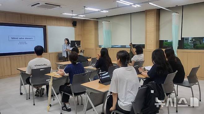 [서울=뉴시스] 한국전문대학교육협의회(전문대교협)은 5일 2025년 학사학위 전공심화과정 입학·졸업생들의 취업과 진학사례를 발표했다. 사진은 대전보건대학교 임상병리학과의 모습. (사진=전문대교협 제공)