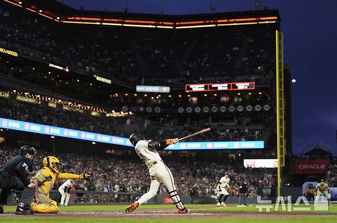 [샌프란시스코=AP/뉴시스] 샌프란시스코 자이언츠의 이정후가 4일(현지 시간) 미 캘리포니아주 샌프란시스코 오라클 파크에서 열린 2025 메이저리그 샌디에이고 파드리스와의 경기 7회 말 희생플라이로 타점을 올리고 있다. 2025.06.05.
