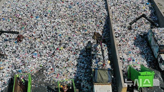 [수원=뉴시스] 김종택 기자 = 세계 환경의 날인 5일 경기 수원시 영통구 수원시자원순환센터에 각 가정에서 쏟아져 나온 플라스틱 폐기물이 가득 쌓여 있다. 2025.06.05. jtk@newsis.com