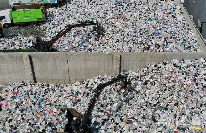 [수원=뉴시스] 김종택 기자 = 세계 환경의 날인 5일 경기 수원시 영통구 수원시자원순환센터에 각 가정에서 쏟아져 나온 플라스틱 폐기물이 가득 쌓여 있다. 2025.06.05. jtk@newsis.com