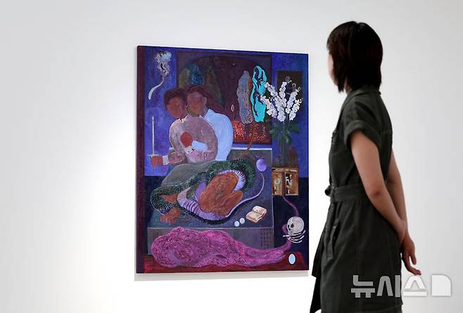 [서울=뉴시스] 박진희 기자 = 고등어 작가의 〈Room tone_그 뱀이 허물을 벗었다.〉2025 Oil on canvas 162.2 x 130.3 cm. 2025.06.05. pak7130@newsis.com