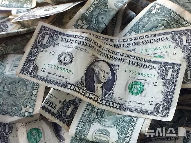 [AP/뉴시스] 4일(현지 시간) 마켓워치에 따르면 달러 인덱스(DXY)는 올해 들어 약 8.8% 하락해 99 근처까지 떨어졌다. 이같은 낙폭은 1980년대 중반 이후 최저치다. 사진은 미국 1달러 지폐. 2025.06.05.