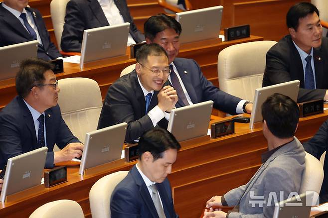 [서울=뉴시스] 조성우 기자 = 김상욱 더불어민주당 의원이 5일 오후 서울 여의도 국회에서 열린 제426회 국회(임시회) 제1차 본회의에 참석해 동료 의원들과 대화하고 있다. 2025.06.05. xconfind@newsis.com
