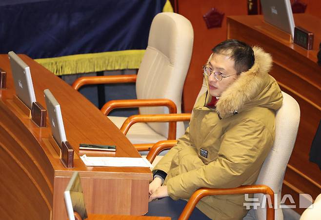 [서울=뉴시스] 고승민 기자 = 김상욱 국민의힘 의원이 14일 서울 여의도 국회에서 윤석열 대통령 탄핵소추안을 안건으로 열린 제419회 국회(임시회) 제4차 본회의에서 탄핵안 가결 후 홀로 의원석에 앉아 있다. 2024.12.14. kkssmm99@newsis.com