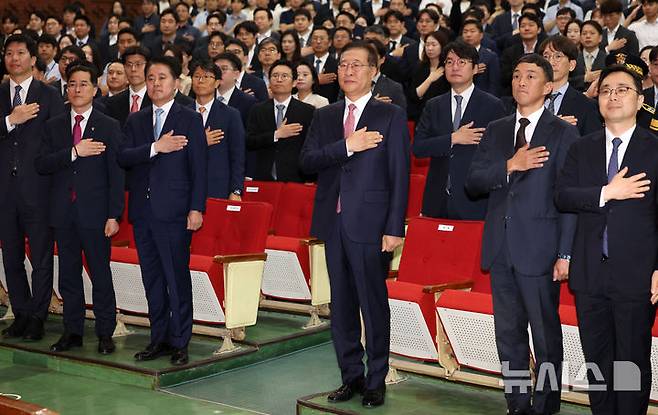 [과천=뉴시스] 이영환 기자 = 박성재(앞줄 오른쪽 세 번재) 법무부 장관이 5일 오전 경기 과천시 법무부에서 열린 이임식에 참석해 국민의례를 하고 있다. 2025.06.05. 20hwan@newsis.com