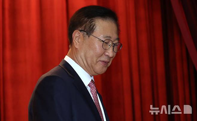 [과천=뉴시스] 이영환 기자 = 박성재 법무부 장관이 5일 오전 경기 과천시 법무부에서 열린 이임식에서 이임사를 마친 후 이동하고 있다. 2025.06.05. 20hwan@newsis.com