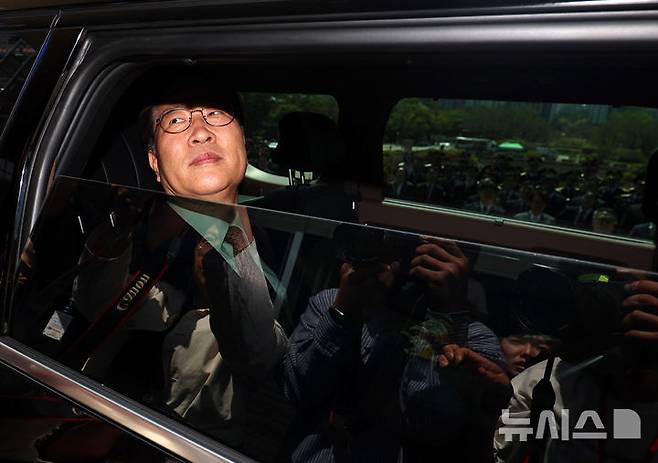 [과천=뉴시스] 이영환 기자 = 박성재 법무부 장관이 5일 오전 경기 과천시 법무부에서 열린 이임식을 마친 후 차량에 탑승하고 있다. 2025.06.05. 20hwan@newsis.com