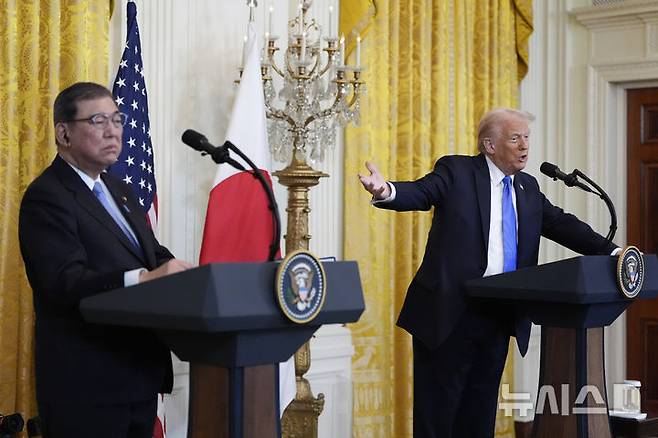 [워싱턴=AP/뉴시스] 미국과 일본 간 관세 협상이 미국 측 내각의 복잡한 체계로 인해 난항을 겪고 있다고 니혼게이자이신문(닛케이)이 5일 보도했다. 협상에 재무·상무·무역대표부(USTR) 등 3명의 장관급 인사가 참여하면서 입장 차이와 정보 공유의 불일치가 커지고 있다는 것이다.사진은 이시바 시게루(왼쪽) 일본 총리와 도널드 트럼프 미국 대통령이 지난 2월7일(현지 시간) 백악관에서 회담 후 공동 기자회견하는 모습. 2025.02.08.