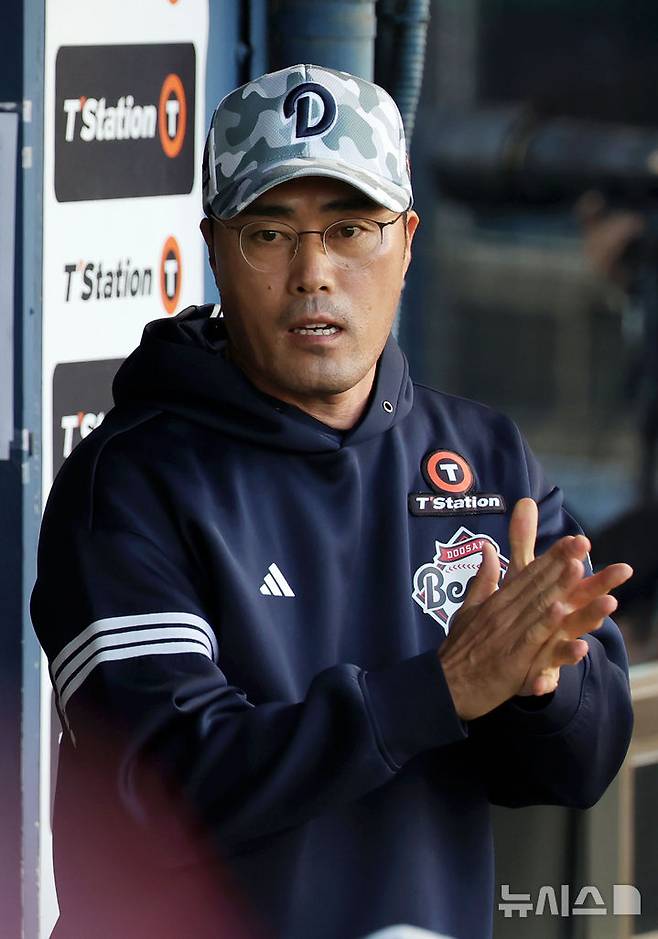 [서울=뉴시스] 홍효식 기자 = 조성환 두산 베어스 감독대행이 4일 서울 송파구 잠실야구장에서 열린 2025 KBO리그 KIA 타이거즈와 두산 베어스의 경기를 지켜보며 박수치고 있다. 2025.06.04. yesphoto@newsis.com