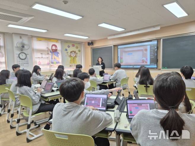 [울산=뉴시스] 구미현 기자 = 울산 이화중학교 3층 한 교실에서 인공지능 디지털교과서(AIDT)로 수학 수업이 진행되고 있다. 본 기사와 직접 관련 없음. 2025.04.18. gorgeouskoo@newsis.com