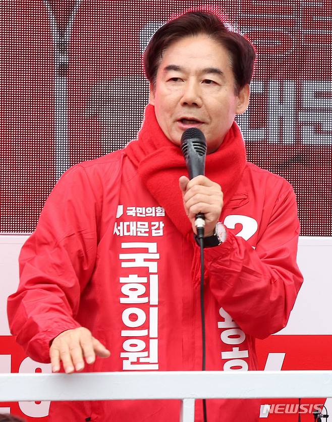 [서울=뉴시스] 추상철 기자 = 이용호 국민의힘 서대문갑 후보가 28일 오전 서울 서대문구 신촌에서 열린 '국민의힘으로 서대문살리기' 집중유세에서 지지를 호소하고 있다. 2024.03.28. scchoo@newsis.com