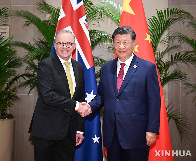 [리우데자네이루=신화/뉴시스] 시진핑 중국 국가주석(오른쪽)이 18일(현지시각) 브라질 리우데자네이루에서 앤서니 앨버니지 호주 총리와 양자 회담에 앞서 악수하고 있다. 2024.11.19