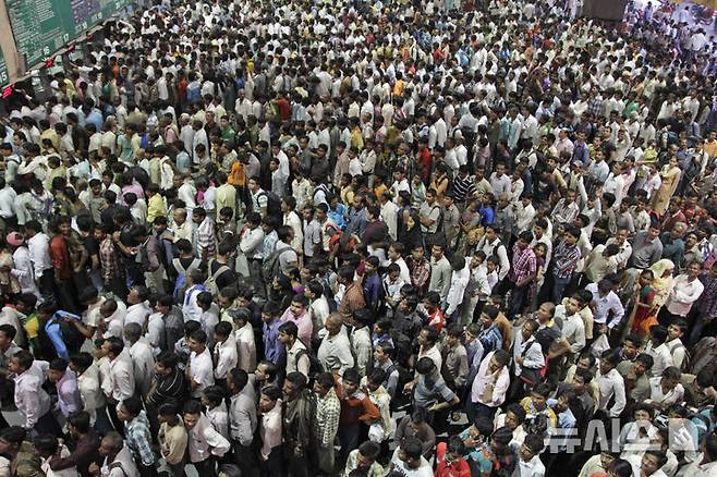 [아마다바드(인도)=AP/뉴시스]2011년 10월23일 인도 아마다바드의 한 기차역이 기차표를 구하려는 인도인들로 가득 차 붐비고 있다. 인도가 내년 6년 간의 지연 끝에 인구 조사를 시작한다. 인도 인구는 2011년 마지막 인구 조사 당시 12억1000만명으로 집계됐었지만, 유엔 경제사회국은 인도의 현재 인구는 14억명을 훨씬 넘는 것으로 추정, 인도를 세계 최대 인구국으로 보고 있다. 2025.06.05.