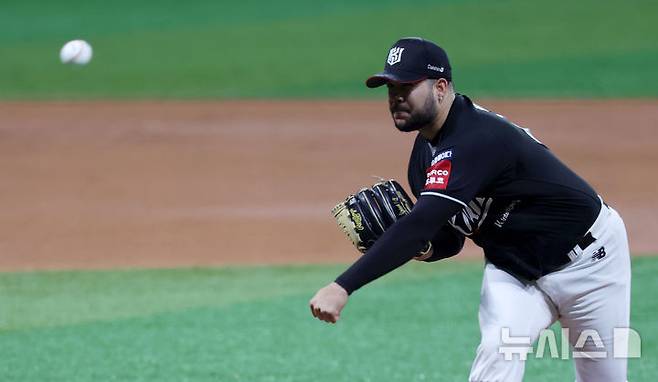 [서울=뉴시스] 홍효식 기자 = 18일 서울 구로구 고척스카이돔에서 열린 2025 KBO리그 kt 위즈와 키움 히어로즈의 경기, 1회말 kt 위즈 선발투수 헤이수스가 역투하고 있다. 2025.04.18. yesphoto@newsis.com