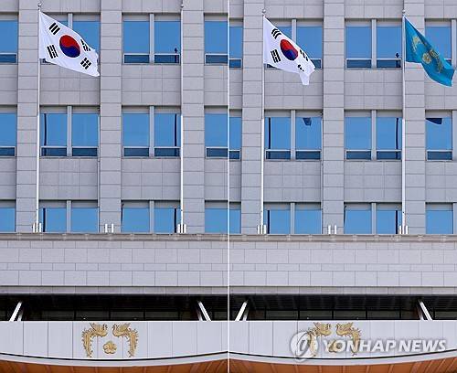 다시 게양된 대통령실 봉황기 [연합뉴스 제공]