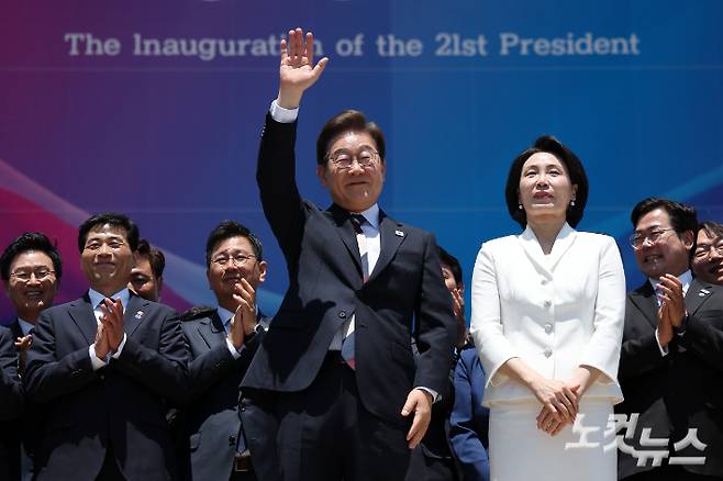 이재명 대통령 내외가 4일 오전 서울 여의도 국회 로텐더홀에서 취임 선서를 마치고 나와 잔디광장에 모인 시민들을 향해 인사하고 있다. 윤창원 기자