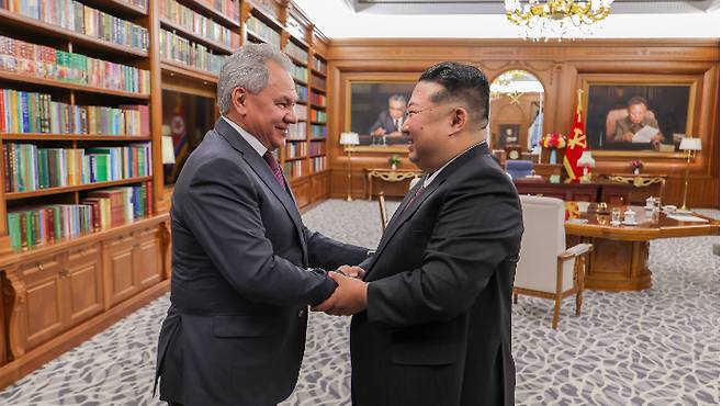 김정은 국무위원장, 러 쇼이구 만나 우크라이나 문제 등 논의. 연합뉴스