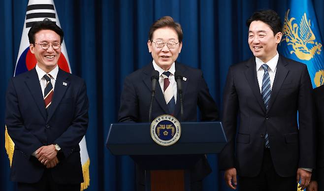 이재명 대통령, 정부 첫 인선 발표 (서울=연합뉴스) 홍해인 기자 = 이재명 대통령이 4일 서울 용산 대통령실 청사에서 국무총리 후보자로 김민석 의원(왼쪽), 대통령비서실장으로 강훈식 의원 등 첫 인선을 발표하고 있다. 2025.6.4 hihong@yna.co.kr (끝) <저작권자(c) 연합뉴스, 무단 전재-재배포, AI 학습 및 활용 금지> 연합뉴스