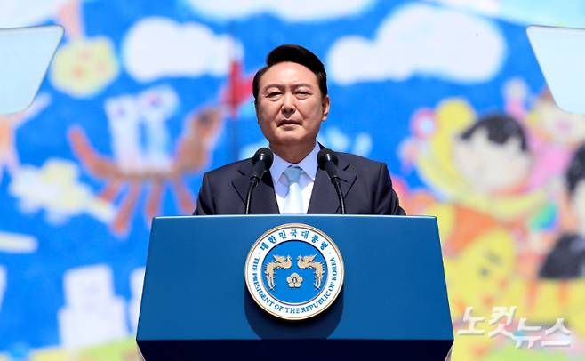 윤석열 대통령이 10일 서울 여의도 국회의사당 앞 잔디마당에서 열린 제20대 대통령 취임식에서 취임사를 하고 있다. 윤창원 기자