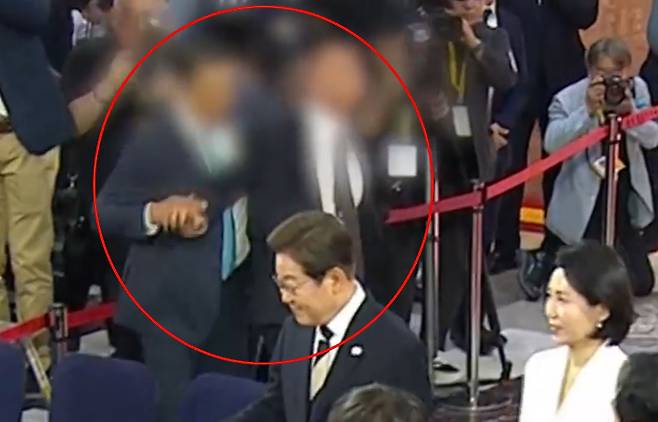 신경전을 벌이는 경호처 소속 경호원과 경찰 소속 경호원. 보도 화면 캡처