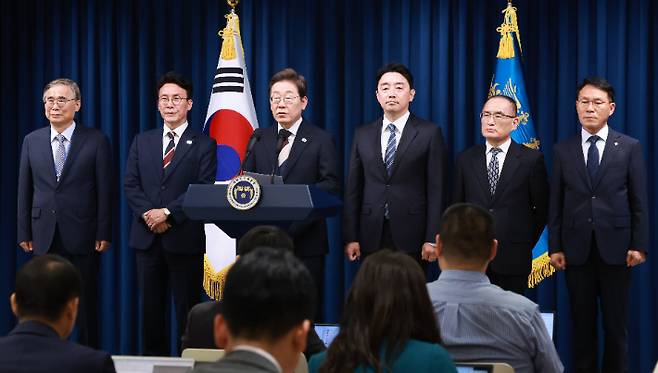 이재명 대통령이 4일 서울 용산 대통령실 청사에서 새정부 첫 인사 발표를 하고 있다. 연합뉴스