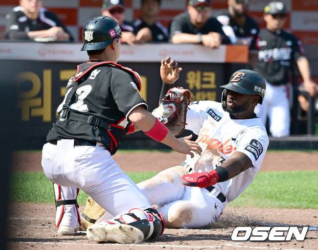 [OSEN=대전, 김성락 기자] 3일 오후 대전 한화생명볼파크에서 ‘2025 신한 SOL Bank KBO리그’ 한화 이글스와 KT 위즈의 경기가 열렸다.이날 홈팀 한화는 폰세, KT는 쿠에바스를 선발로 내세웠다.5회말 2사 1, 2루 한화 하주석의 2타점 적시 2루타 때 1루주자 플로리얼이 홈으로 슬라이딩, 득점을 올리고 있다. 2025.06.03 / ksl0919@osen.co.kr