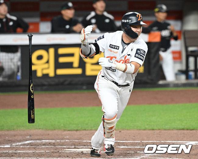 [OSEN=대전, 김성락 기자] 4일 오후 대전 한화생명볼파크에서 ‘2025 신한 SOL Bank KBO리그’ 한화 이글스와 KT 위즈의 경기가 열렸다.이날 홈팀 한화는 와이스, KT는 오원석을 선발로 내세웠다.7회초 2사 2, 3루 한화 이도윤이 역전 2타점 적시타를 날리고 있다. 2025.06.04 / ksl0919@osen.co.kr