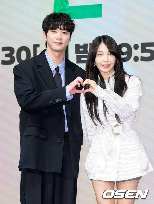 [OSEN=이대선 기자] 29일 오후 서울 구로구 더세인트에서 KBS 2TV 새 수목드라마 ‘24시 헬스클럽’ 제작발표회가 열렸다.‘24시 헬스클럽’은 근성이 넘치는 헬치광이 관장 도현중이 근심이 과다한 헬린이 회원들의 인생을 파격 교정하며 펼쳐지는 두근두근 근(筋)성장 코맨스(코믹 로맨스)다.배우 이준영과 정은지가 포토타임을 가지고 있다. 2025.04.29 /sunday@osen.co.kr