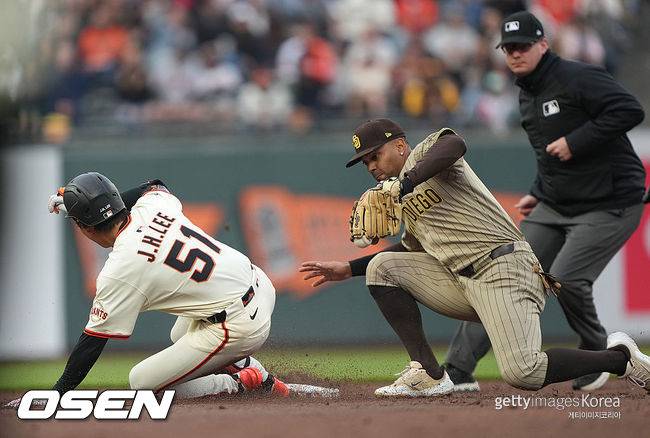 [사진] 샌프란시스코 이정후가 1회 우측 타구를 치고 2루로 슬라이딩을 하고 있다. 시즌 15호 2루타. ⓒGettyimages(무단전재 및 재배포 금지)