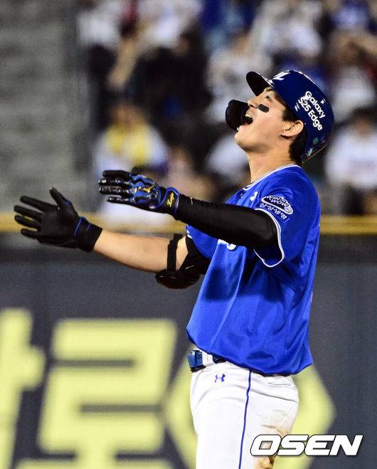 [OSEN=잠실, 조은정 기자]1일 오후 서울 잠실구장에서 ‘2025 신한 SOL Bank KBO리그’ LG 트윈스와 삼성 라이온즈의 경기가 열렸다.이날 LG는 임찬규, 삼성은 레예스를 선발투수로 내세웠다.9회초 1사 1,2루 삼성 구자욱이 1타점 2루타를 날린 뒤 포효하고 있다. 2025.06.01 /cej@osen.co.kr