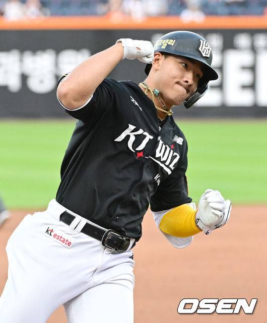 [OSEN=대전, 김성락 기자] 5일 오후 대전 한화생명볼파크에서 ‘2025 신한 SOL Bank KBO리그’ 한화 이글스와 KT 위즈의 경기가 열렸다.이날 홈팀 한화는 류현진, KT는 헤이수스를 선발로 내세웠다.1회초 2사 KT 안현민이 선취 솔로 홈런을 날린 뒤 세리머니를 하고 있다. 2025.06.05 / ksl0919@osen.co.kr