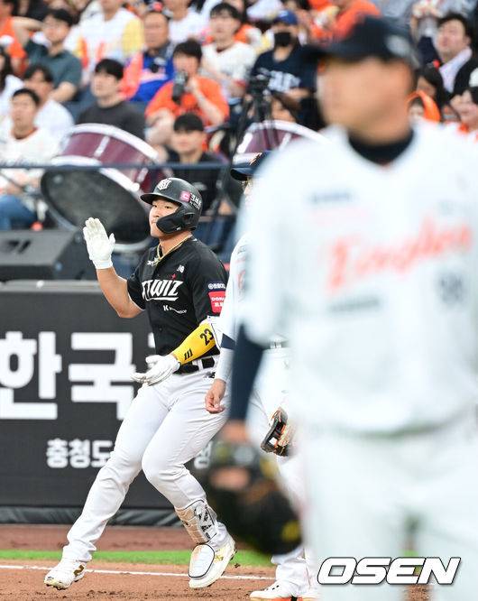 [OSEN=대전, 김성락 기자] 5일 오후 대전 한화생명볼파크에서 ‘2025 신한 SOL Bank KBO리그’ 한화 이글스와 KT 위즈의 경기가 열렸다.이날 홈팀 한화는 류현진, KT는 헤이수스를 선발로 내세웠다.3회초 1사 1, 3루 KT 안현민이 1타점 적시타를 날린 뒤 기뻐하고 있다. 2025.06.05 / ksl0919@osen.co.kr